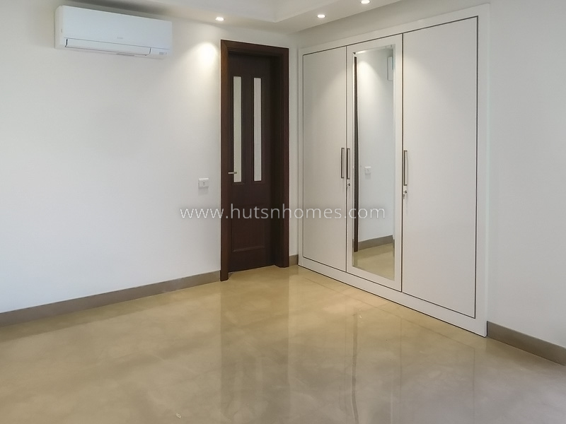 4 BHK Flat For Rent in Defence Colony