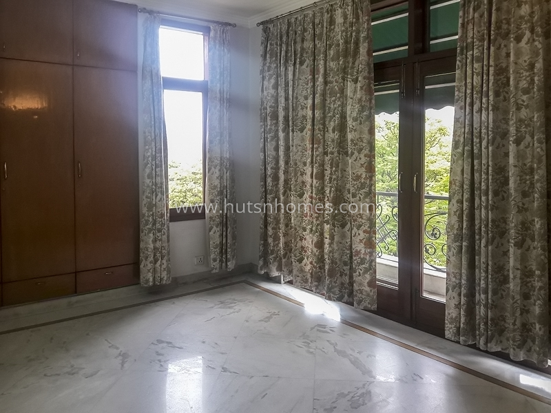 4 BHK Flat For Sale in Panchsheel Enclave